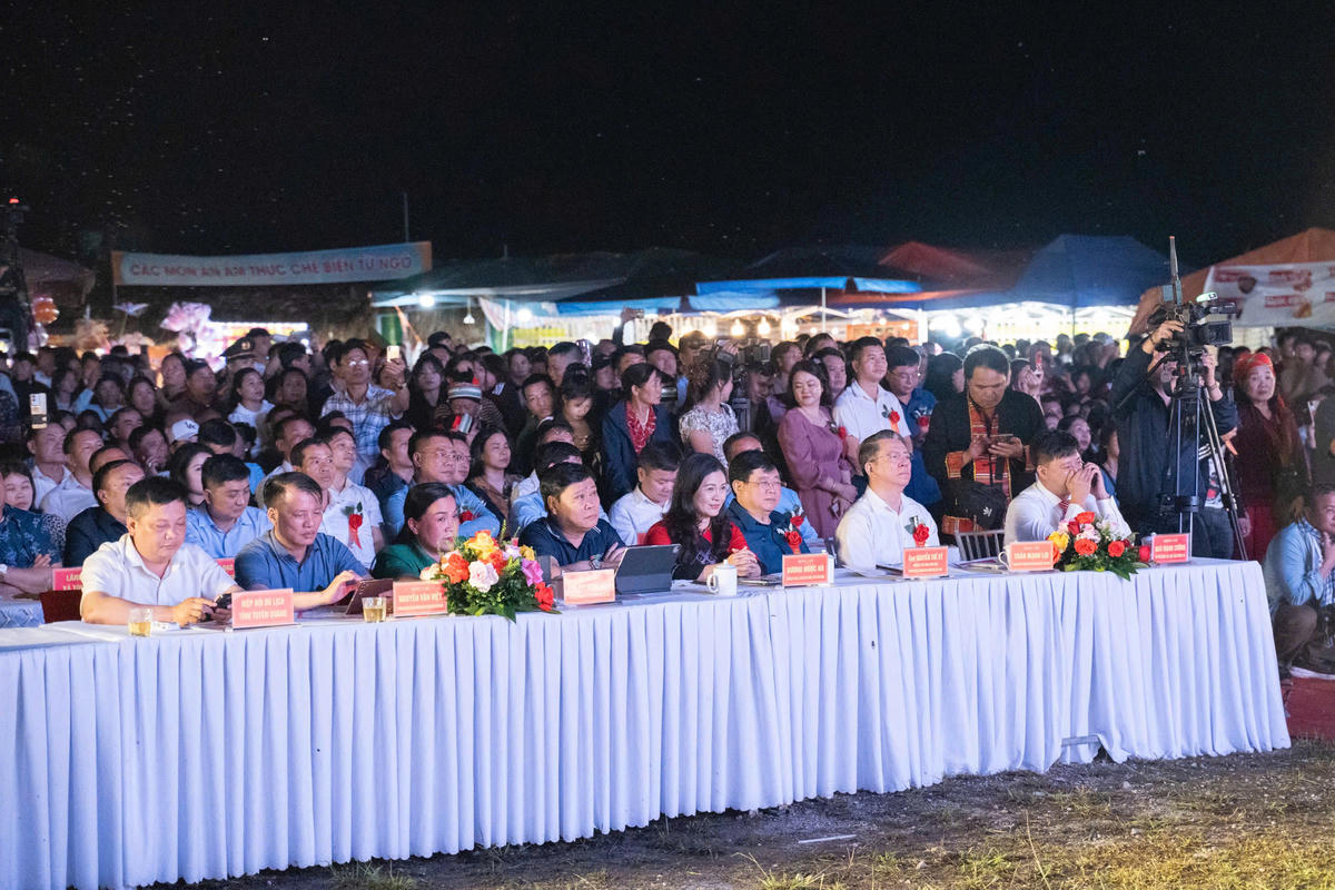 Đại biểu cùng đông đảo nhân dân dự Lễ khai mạc.