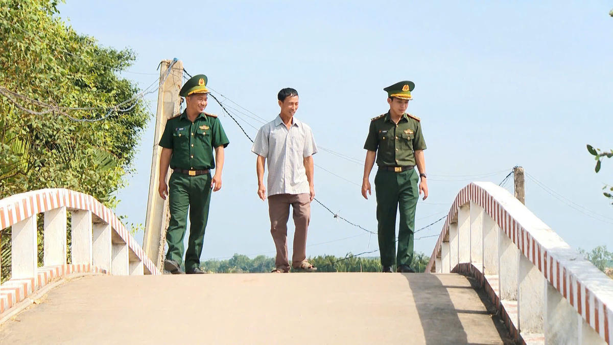 Ông Nguyễn Văn Đèo phấn khởi đi trên cây cầu mới ở xã Thạnh Phong.