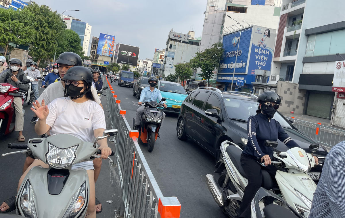 Các phương tiện vẫn lưu thông ở 2 chiều bình thường dù đã hoàn thành lắp đặt giải phân cách giữa. Ảnh: Đ.Xá.