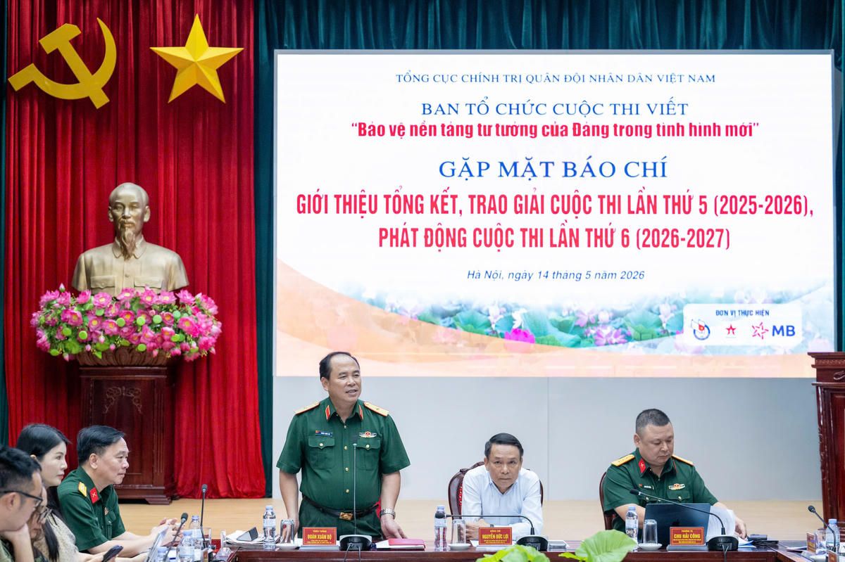 Thiếu tướng Đoàn Xuân Bộ - Tổng Biên tập Báo Quân đội Nhân dân phát biểu tại buổi gặp mặt báo chí.