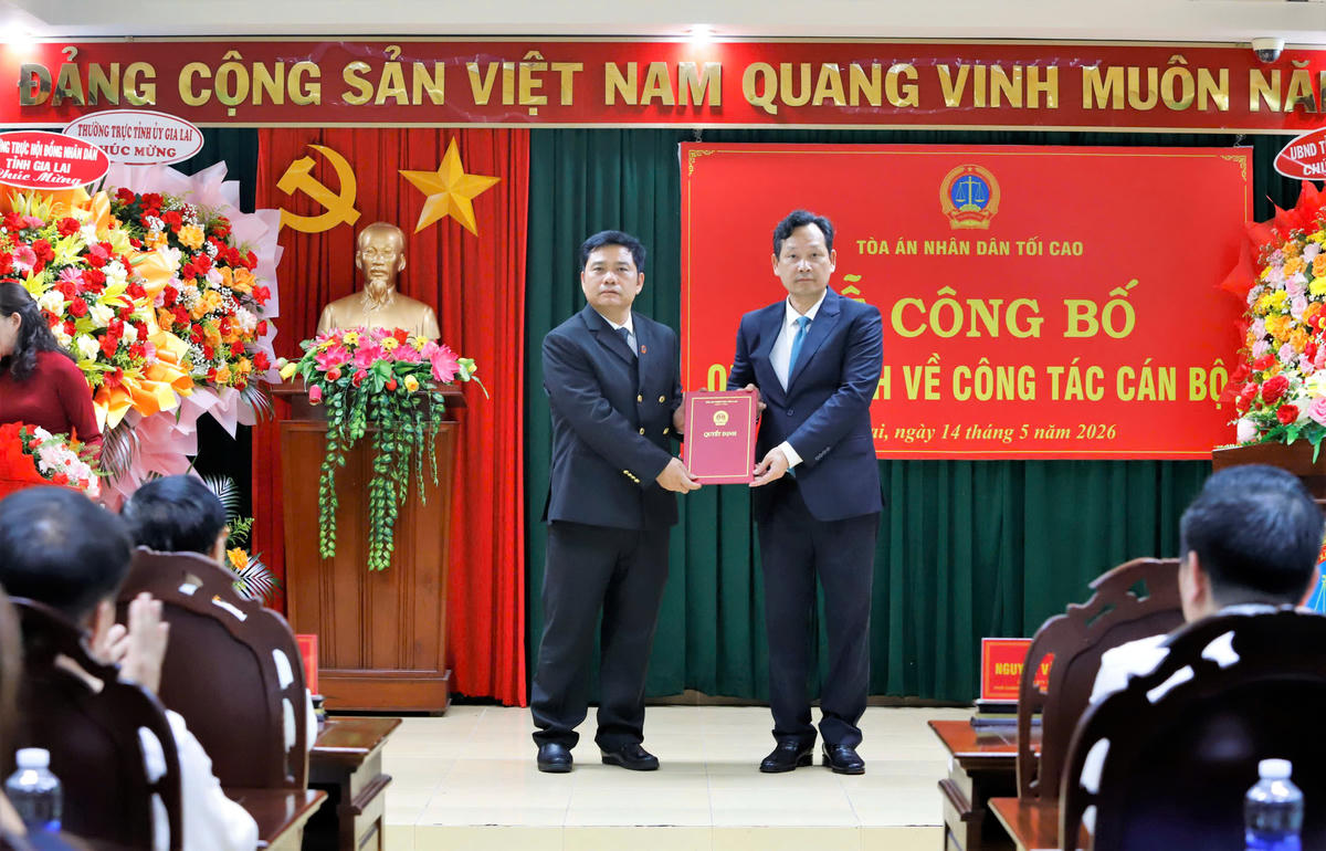 Ông Nguyễn Văn Tiến, Phó Chánh án TAND Tối cao (bên phải) trao quyết định bổ nhiệm ông Bùi Danh Đại giữ chức vụ Chánh án TAND tỉnh Gia Lai. Ảnh: LK.