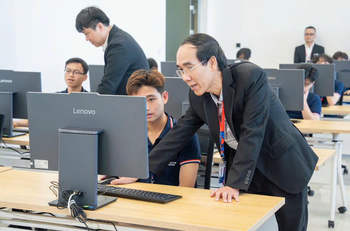 Sinh viên trải nghiệm thực tế tại phòng AI Lab.