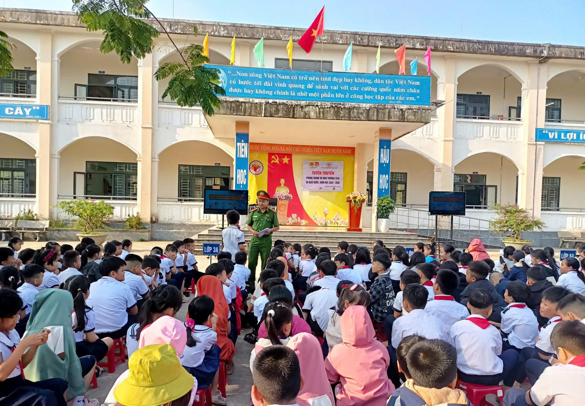 Công an xã Lãnh Ngọc tuyên truyền về phòng ngừa bạo lực học đường cho học sinh tại Trường THCS Nguyễn Văn Trỗi. Ảnh: LN.