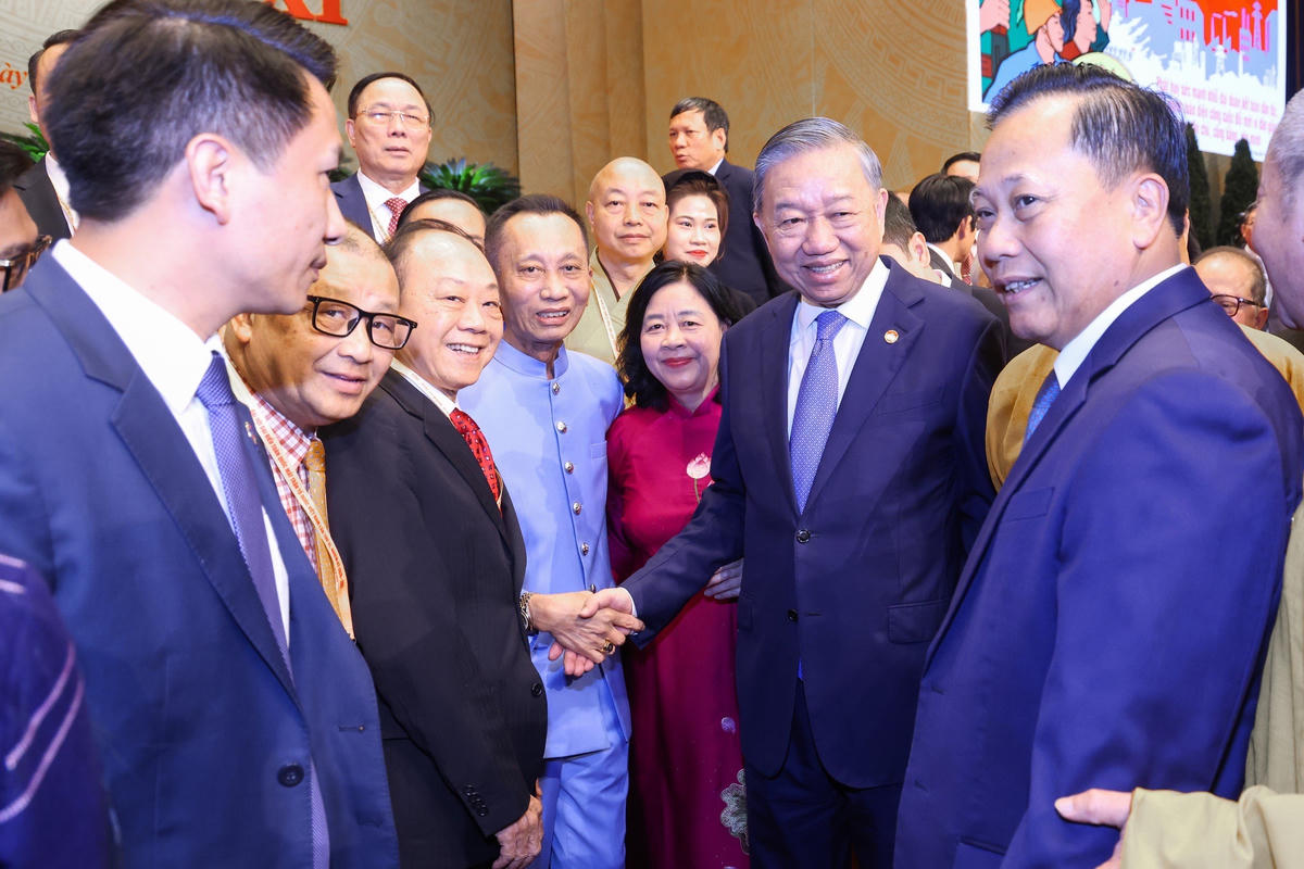 Tổng Bí thư, Chủ tịch nước Tô Lâm, Chủ tịch UBTƯ MTTQ Việt Nam Bùi Thị Minh Hoài trò chuyện với các đại biểu tại Đại hội. Ảnh: Quang Vinh