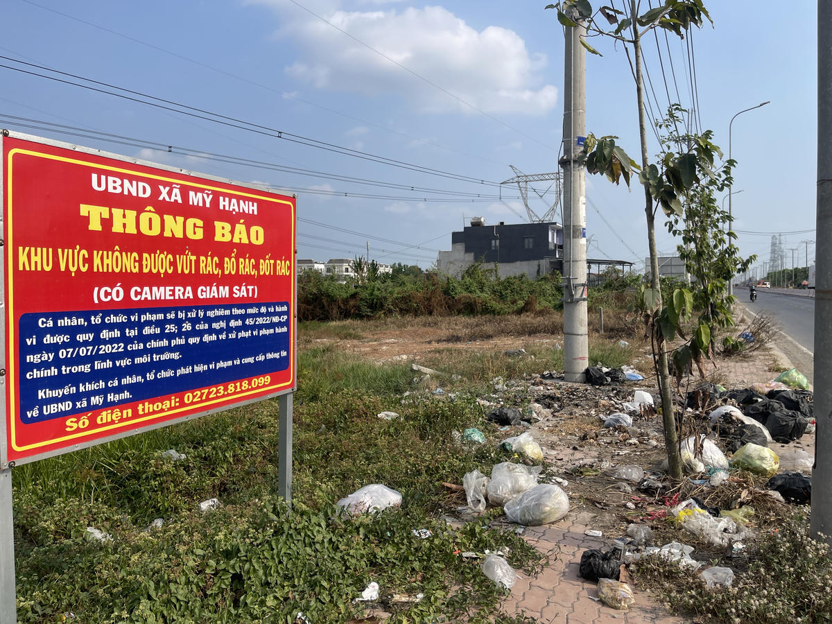 Tới nay, UBND xã Mỹ Hạnh đã xử phạt 2 trường hợp vứt rác thải không đúng quy định. Ảnh: Đ.Xá.
