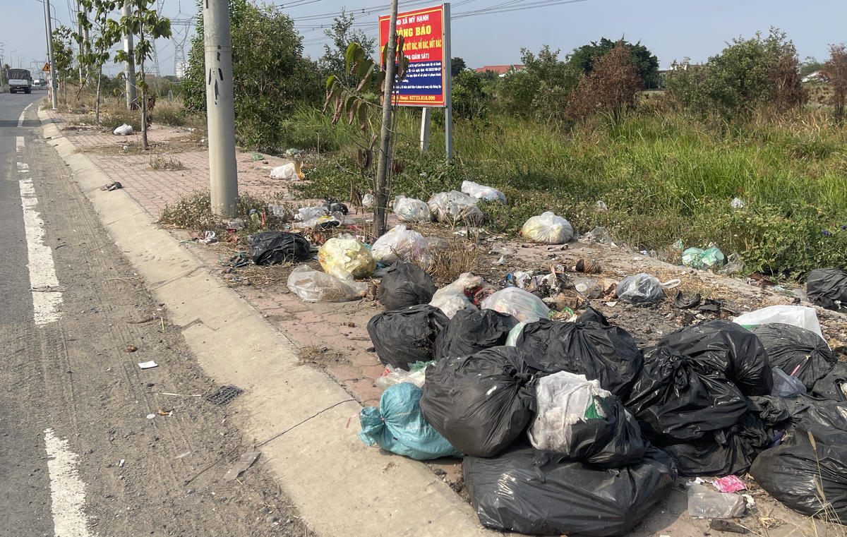 Rác thải xuất hiện nhiều địa điểm ở đường Kênh Tây, xã Mỹ Hạnh. Ảnh: Đ.Xá.