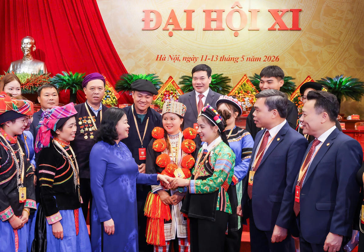 Bà Bùi Thị Minh Hoài, Ủy viên Bộ Chính trị, Bí thư Trung ương Đảng, Chủ tịch Ủy ban Trung ương MTTQ Việt Nam trao đổi với Đoàn đại biểu tỉnh Tuyên Quang bên lề Đại hội. Ảnh: Quang Vinh