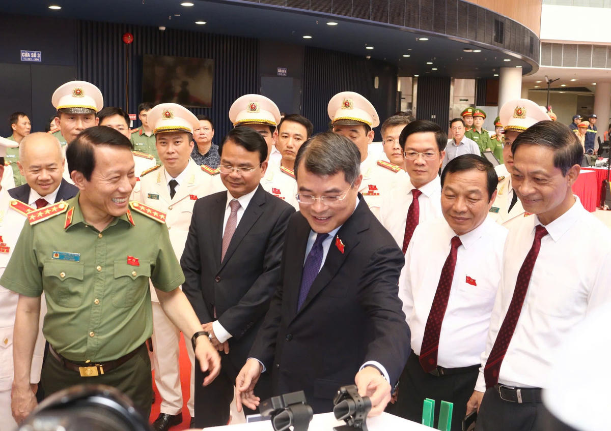 Thủ tướng Chính phủ Lê Minh Hưng, Đại tướng Lương Tam Quang, Bộ trưởng Bộ Công an cùng các đại biểu tham quan các gian trưng bày bên lề sự kiện. Ảnh: ANHP.