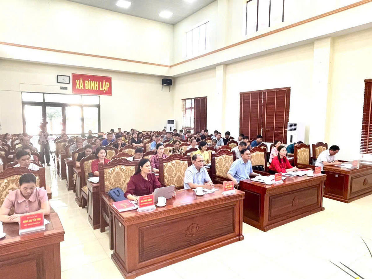 Tập huấn "Bình dân học vụ số" cho các cán bộ xã Đình Lập.