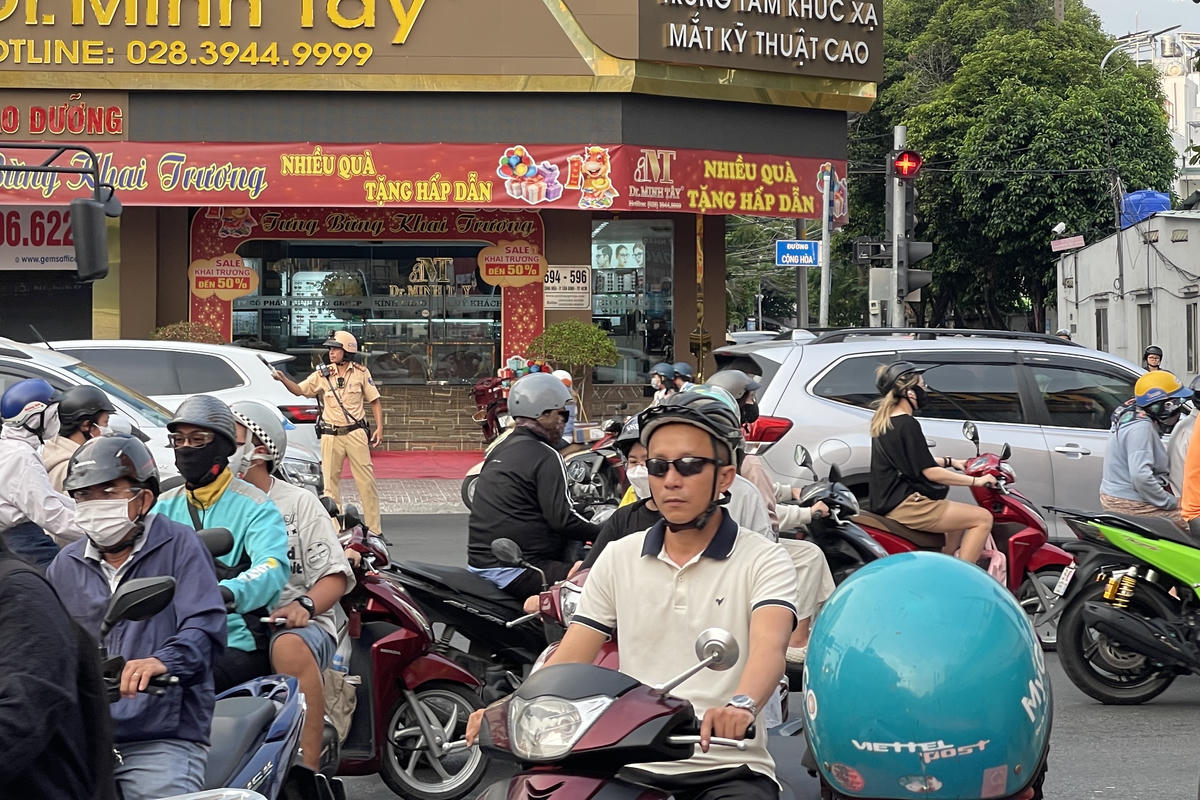 Lực lượng CSGT, an ninh cơ sở được bố trí ở nhiều giao lộ trên tuyến đường Cộng Hoà nhằm phân luồng, giúp phương tiện lưu thông an toàn. Ảnh: Đ.Xá.