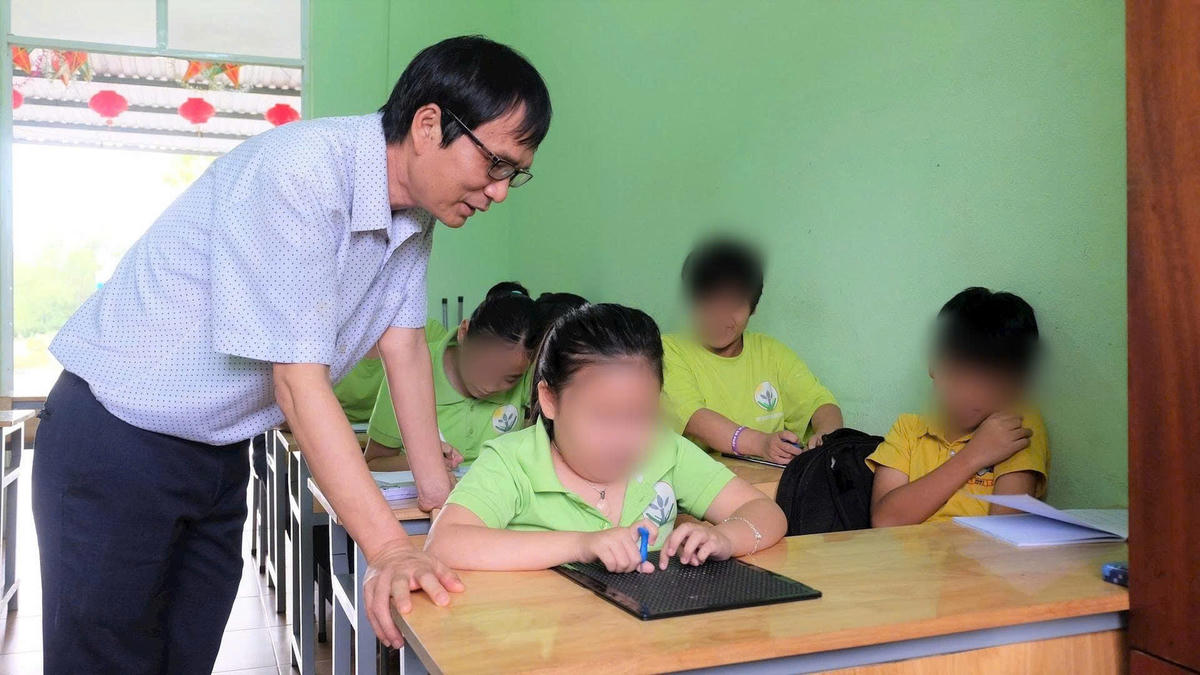 Dạy học sinh khuyết tật ở Quảng Nam cũ, nay TP Đà Nẵng. Ảnh: ML.