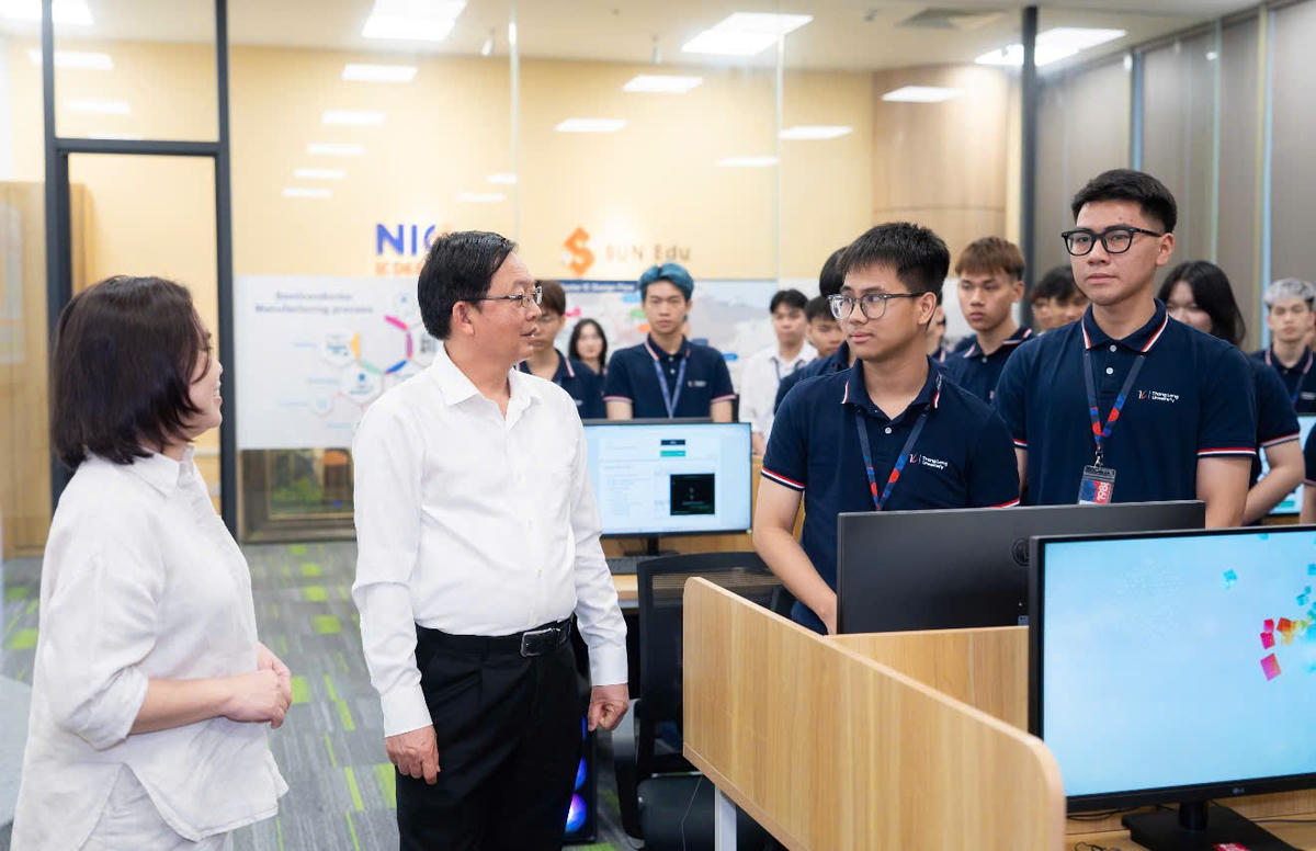 Phó Thủ tướng Chính phủ Hồ Quốc Dũng trao đổi thông tin với sinh viên tại phòng AI Lab.