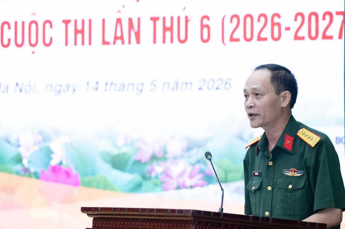 Đại tá Lê Ngọc Long, Phó Tổng biên tập Báo Quân đội nhân dân phát biểu tại buổi gặp mặt báo chí.