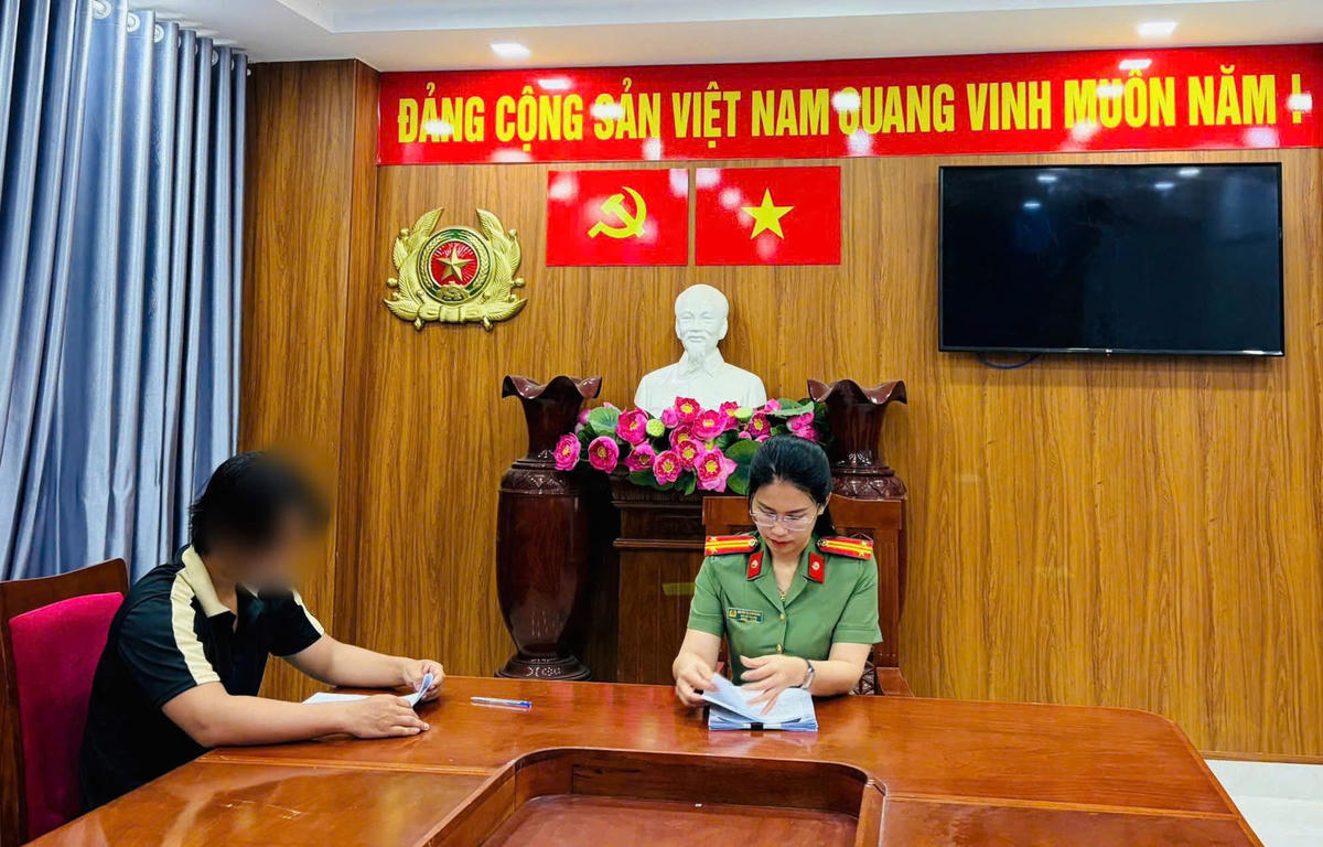 Lực lượng Công an TP Đà Nẵng làm việc với những người bán tài khoản ngân hàng. Ảnh: CA Đà Nẵng.