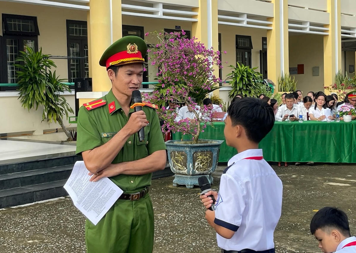 Công an xã Lãnh Ngọc tuyên truyền ngăn ngừa bạo lực học đường cho học sinh Trường THCS Nguyễn Văn Trỗi. Ảnh: LN.