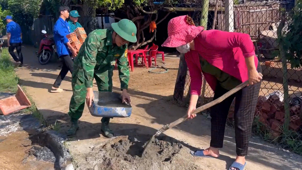 Cán bộ, chiến sĩ Đồn Biên phòng Cổ Chiên góp ngày công hỗ trợ người dân xây dựng nhà ở. (Ảnh: Đồn Biên phòng Cổ Chiên).