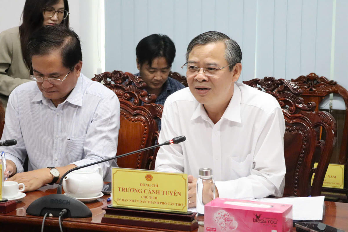 Ông Trương Cảnh Tuyên – Chủ tịch UBND TP Cần Thơ phát biểu tại cuộc họp. Ảnh Minh Hào