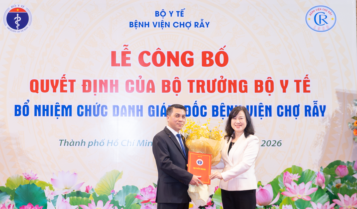 Bộ trưởng Bộ Y tế trao quyết định bổ nhiệm chức danh Giám đốc Bệnh viện Chợ Rẫy cho BS.CKII Phạm Thanh Việt. Ảnh: M.H