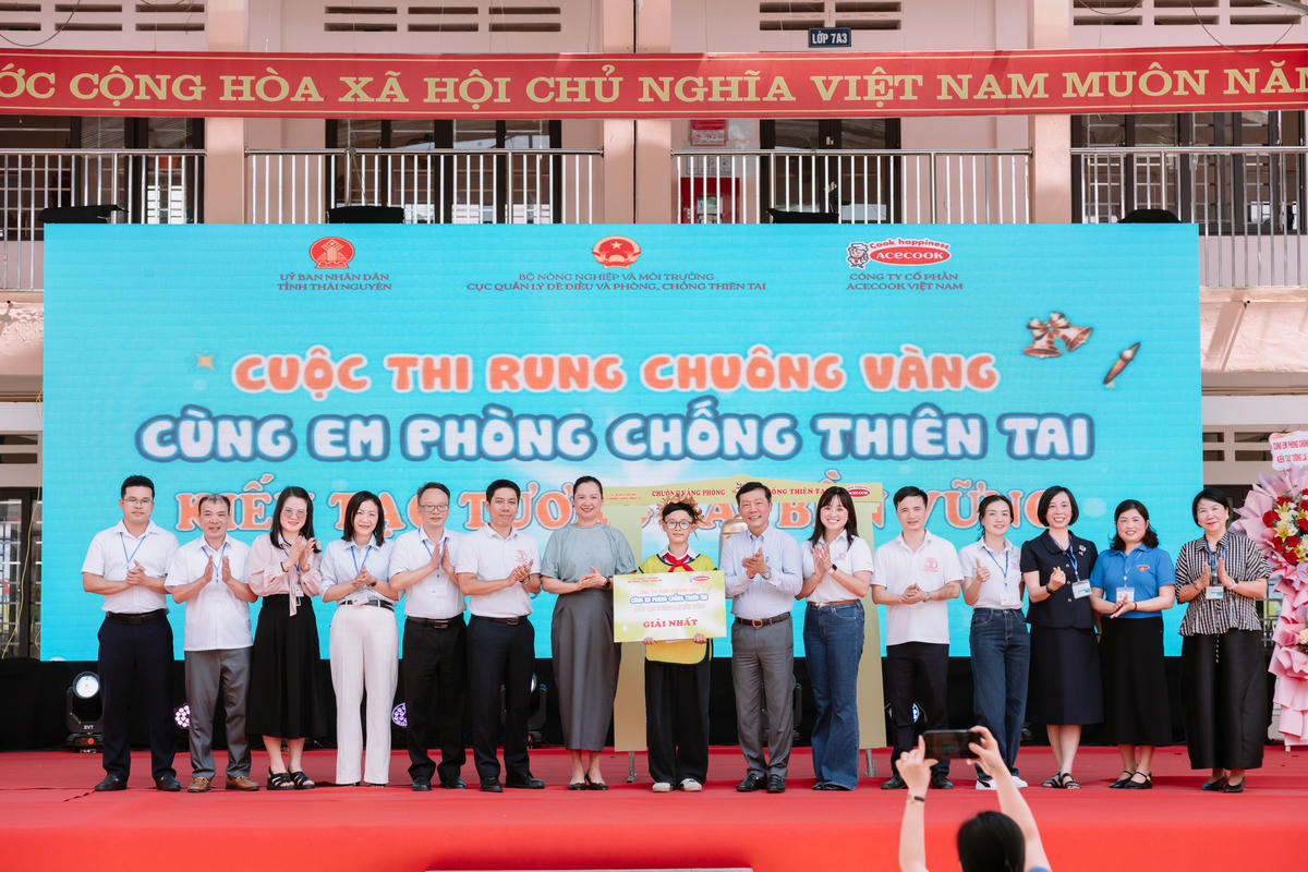 Trao giải nhất cho em Triệu Anh Khoa trong cuộc thi Rung chuông vàng.