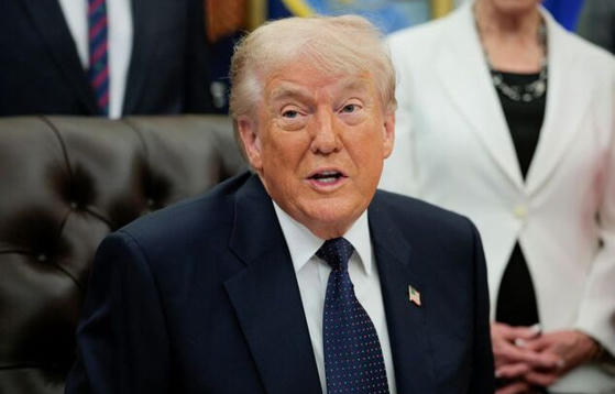Tổng thống Mỹ Donald Trump thúc đẩy FDA xây dựng khuôn khổ đánh giá và cấp phép hiệu quả hơn đối với các sản phẩm thuốc lá không khói. Ảnh: Reuters.