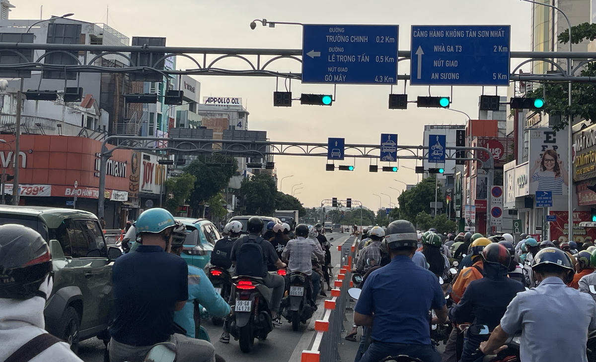 Việc đảo chiều lưu thông dự kiến sẽ mang nhiều lợi ích nhưng cũng có một số hạn chế, đó là việc dòng xe ở làn trong không thể ra/vào, quay đầu cho tới nút giao tiếp theo. Việc này khiến nhiều xe ra/vào khu vực nhà ga T3 phải di chuyển nhiều hơn. Ảnh: Đ.Xá.