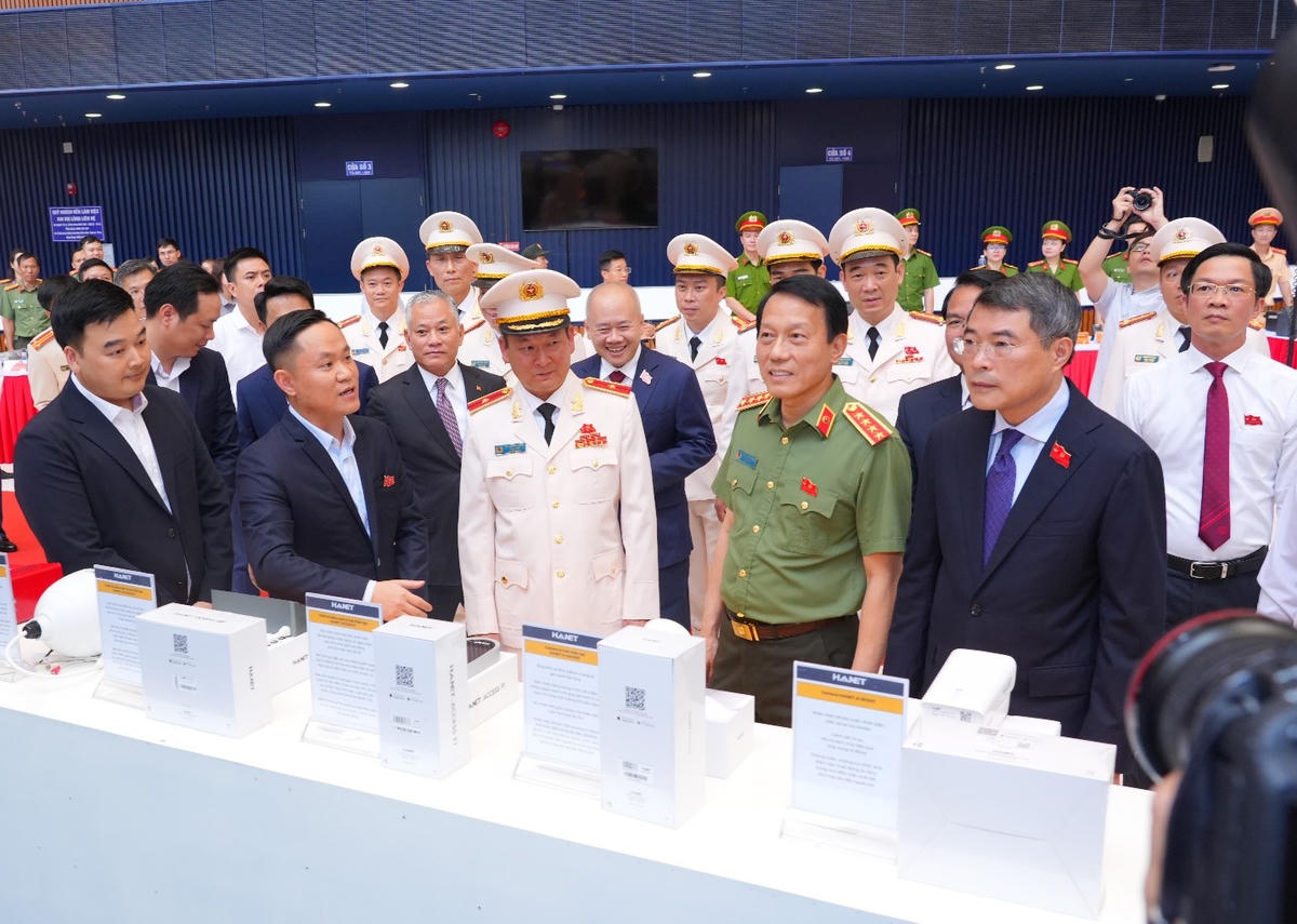 Ông Phùng Anh Tú – Chủ tịch Tập đoàn G-Group giới thiệu các giải pháp công nghệ tới Thủ tướng Chính phủ Lê Minh Hưng, Bộ trưởng Bộ Công an Lương Tam Quang và các đại biểu