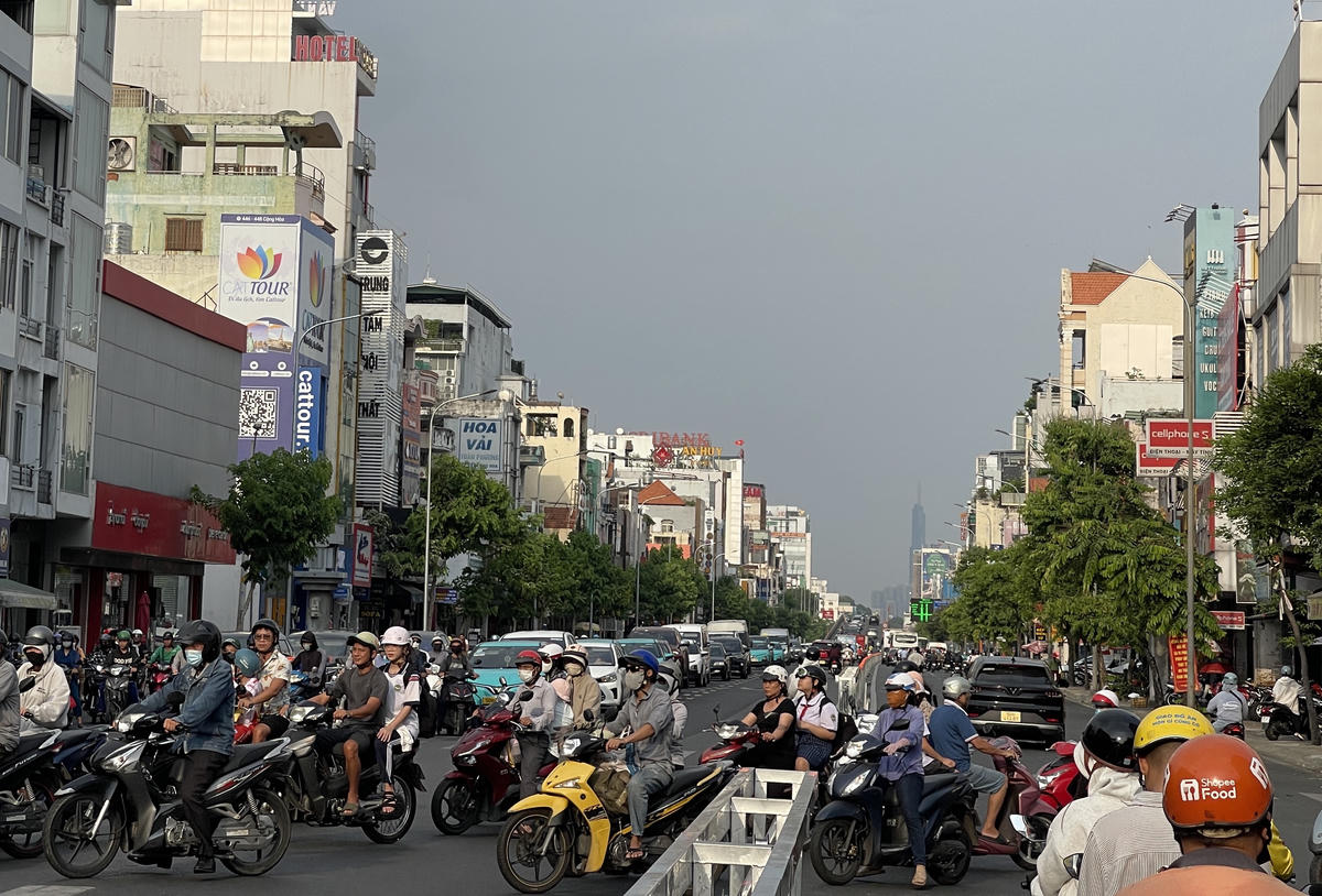 Theo nhiều ý kiến, việc đảo chiều lưu thông chỉ có tác dụng tốt khi lưu lượng 2 chiều có sự chênh lệch lớn giữa các phương tiện. Còn nếu cân bằng, việc phân luồng không nhiều tác động. Ảnh: Đ.Xá.