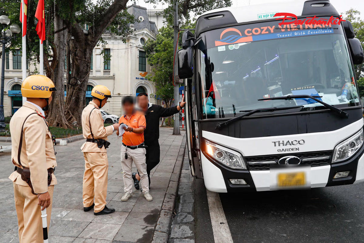 CSGT Hà Nội xử lý xe hợp đồng vi phạm giao thông.