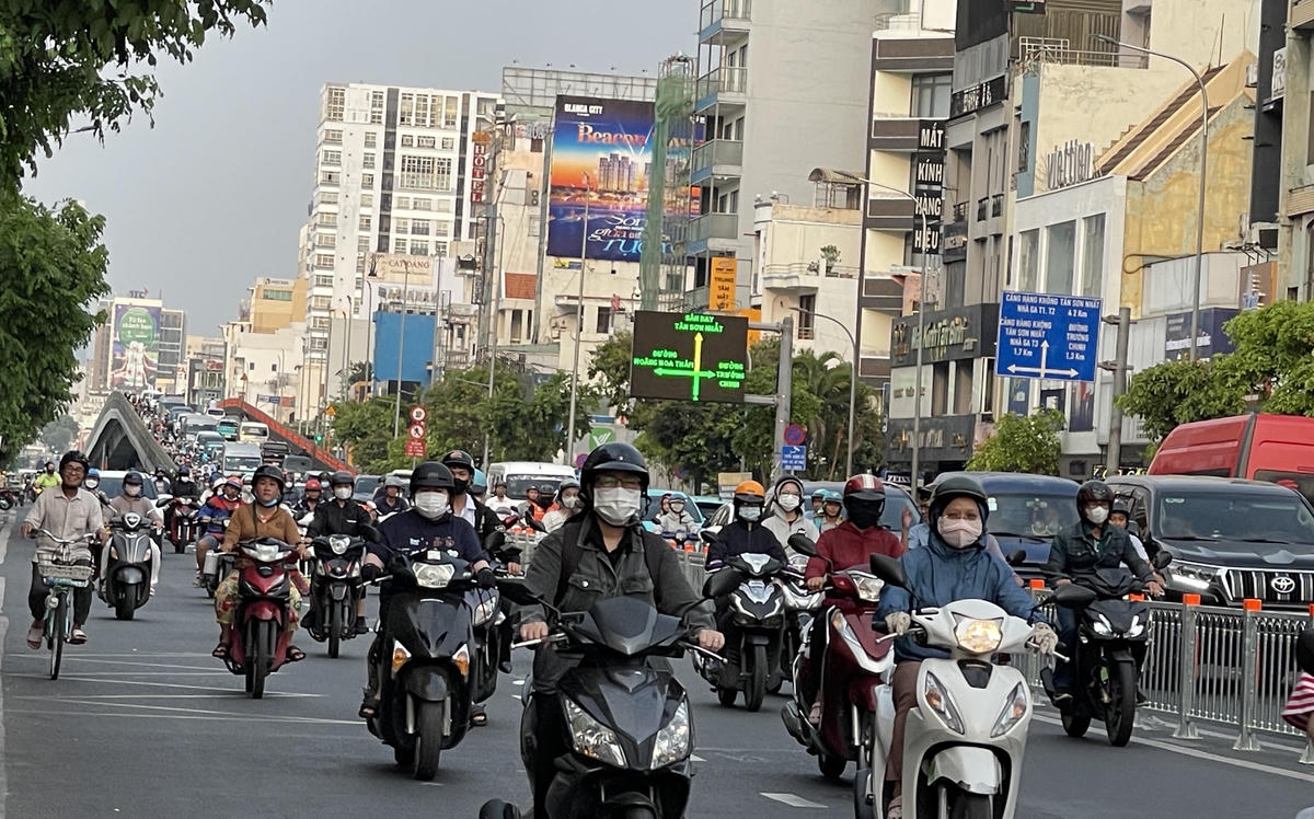 Khu vực cầu vượt Hoàng Hoa Thám, nơi có lưu lượng phương tiện đông đúc. Tuy nhiên, áp lực giữa 2 chiều chưa quá chênh lệch để lực lượng chức năng phải "đảo chiều". Ảnh: Đ.Xá.