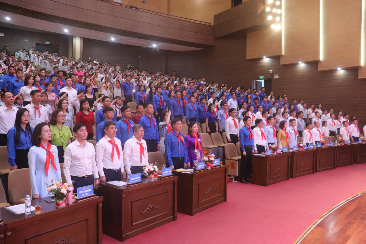 Bà Đinh Thị Lụa - Phó Bí thư Tỉnh ủy, Chủ tịch Ủy ban MTTQ tỉnh Ninh Bình cùng các đại biểu dự chương trình kỷ niệm. Ảnh: Đình Minh