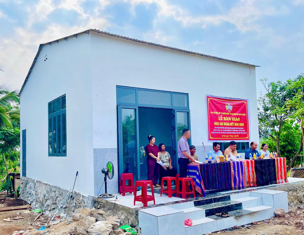 Các đại biểu về dự lễ bàn giao nhà cho hộ nghèo. Ảnh:TT.
