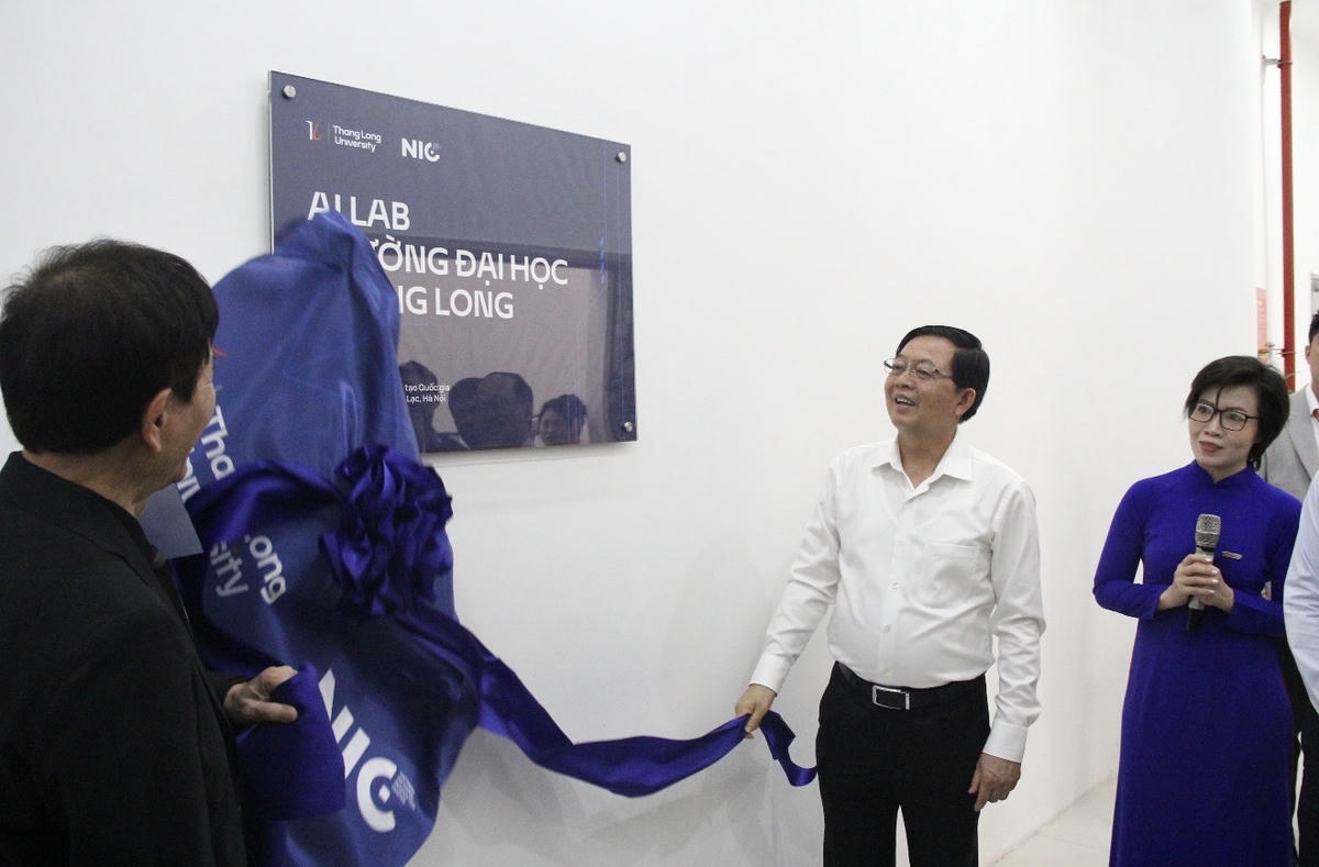 Phó Thủ tướng Chính phủ Hồ Quốc Dũng cùng các đại biểu thực hiện nghi thức khai trương AI Lab tại NIC Hòa Lạc ngày 14/5.