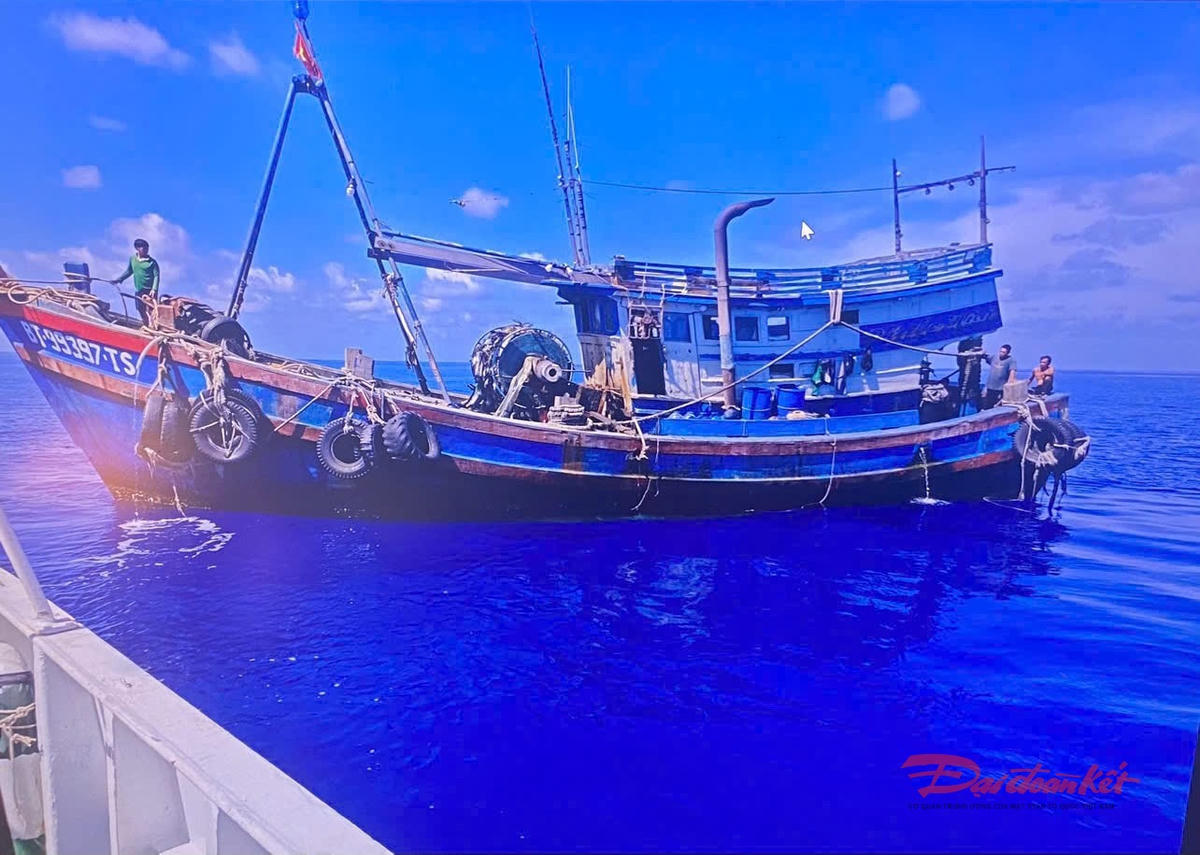 Tàu kiểm ngư kịp thời cấp cứu một ngư dân bị tai nạn lao động trên biển