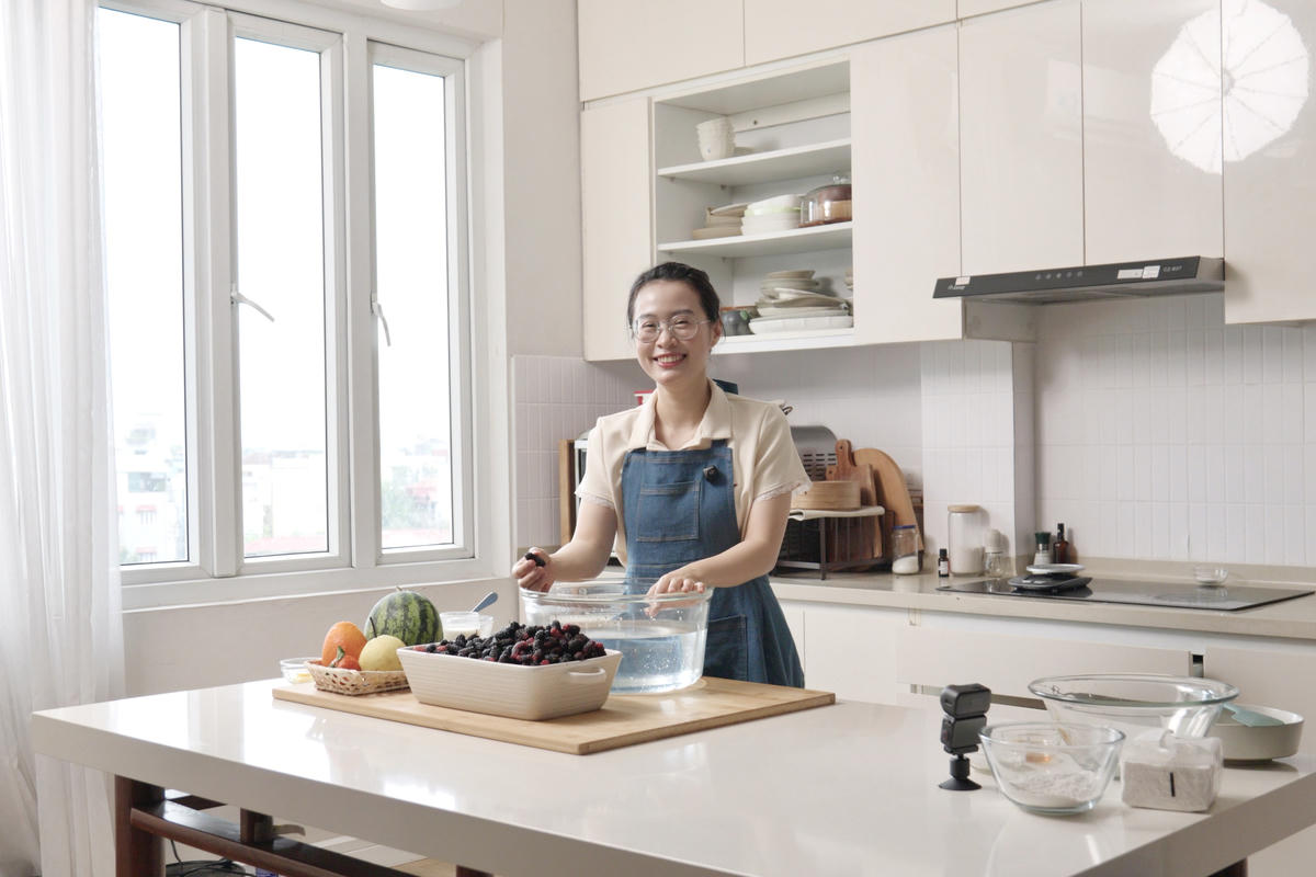 "Tôi luôn thích thử những thứ khác biệt. Dù khó hơn một chút nhưng cảm giác hoàn thành được một món ăn phức tạp rất thú vị và có thể mang tới giá trị lâu dài cho khán giả” - Phương Phương chia sẻ.