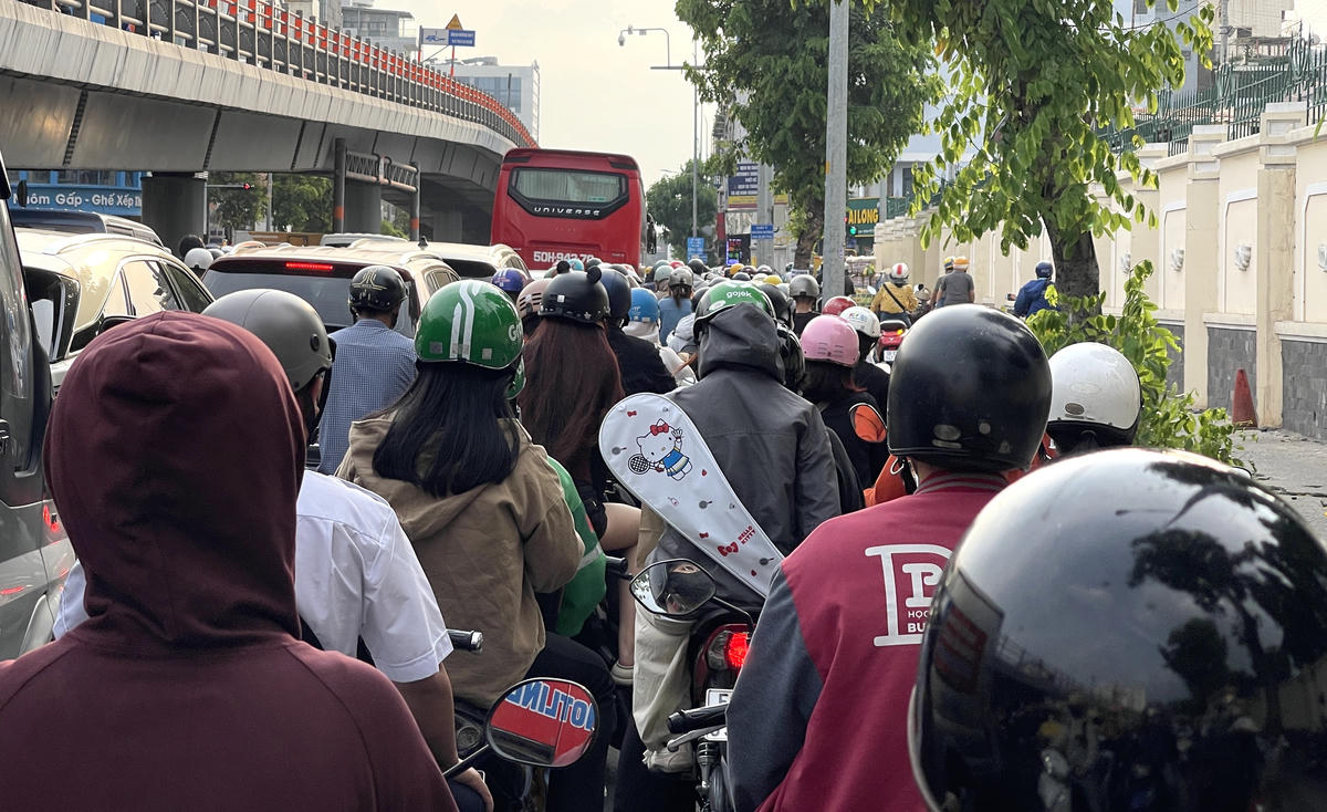 Ở nút giao dưới chân cầu vượt Hoàng Hoa Thám lưu lượng phương tiện ở cả 2 chiều rất đông đúc. Ảnh: Đ.Xá.