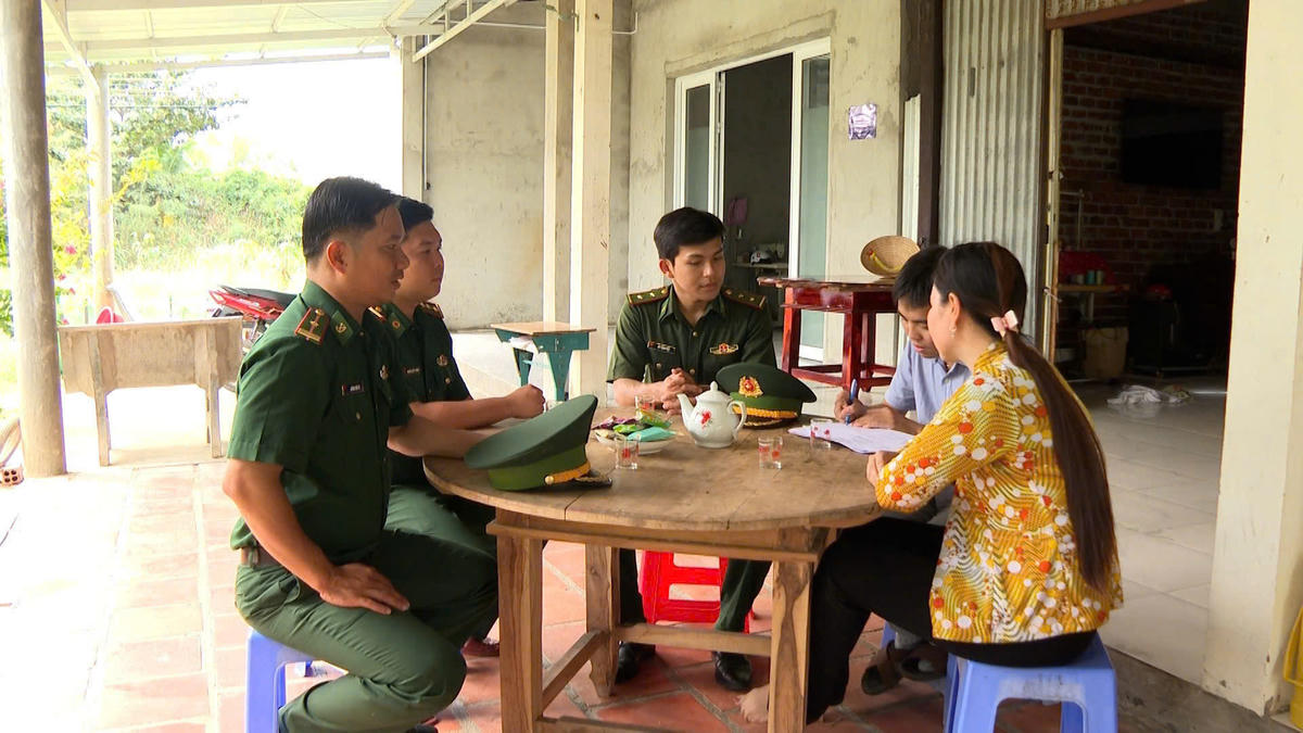 Cán bộ Đồn Biên phòng Cổ Chiên thăm hỏi, động viên các hộ dân có hoàn cảnh khó khăn trên địa bàn đóng quân.