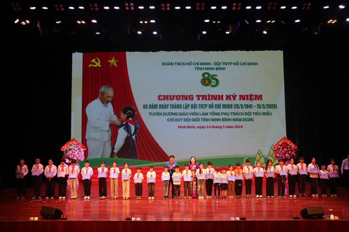 100 suất học bổng dành cho các đội viên, thiếu nhi trên địa bàn tỉnh Ninh Bình. Ảnh: Đình Minh
