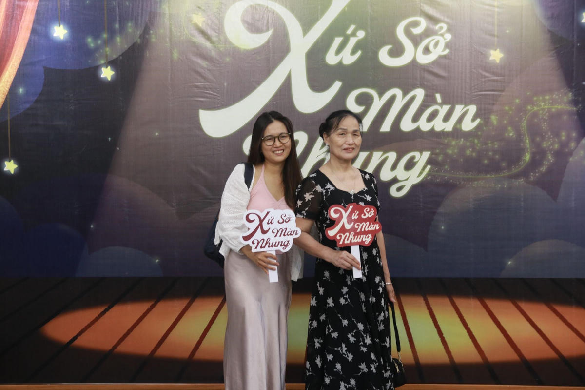Chị Nguyễn Huyền (Đà Nẵng) cùng gia đình tham gia buổi trải nghiệm “Nghe nghề, thử vai” tại Nhà hát Tuổi trẻ Việt Nam.