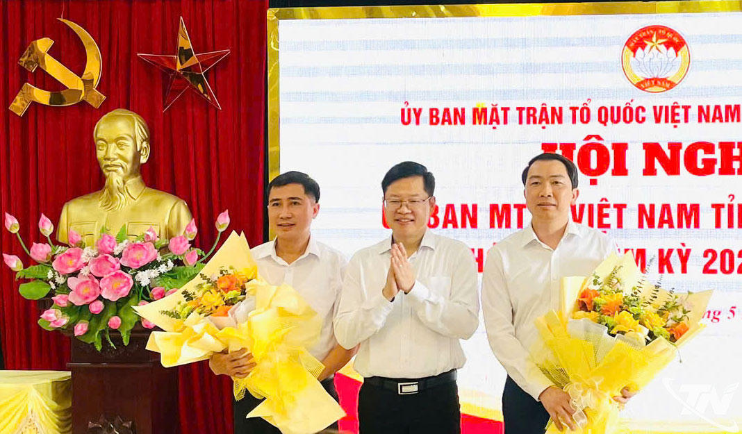 Ông Phạm Trung Dũng (bên phải), tân Phó Chủ tịch Ủy ban MTTQ Việt Nam tỉnh Thái Nguyên. Ảnh: Báo Thái Nguyên.