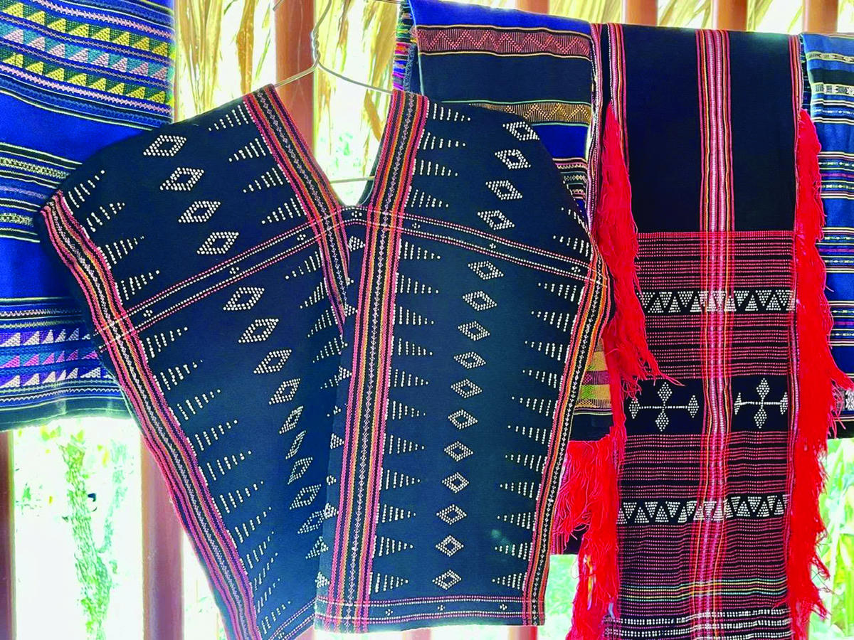 Những sản phẩm dệt thổ cẩm của người Cơ Tu cộng đồng Dhroồng, xã Đông Giang, TP Đà Nẵng.