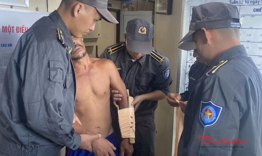 Tàu kiểm ngư kịp thời cấp cứu một ngư dân bị tai nạn lao động trên biển