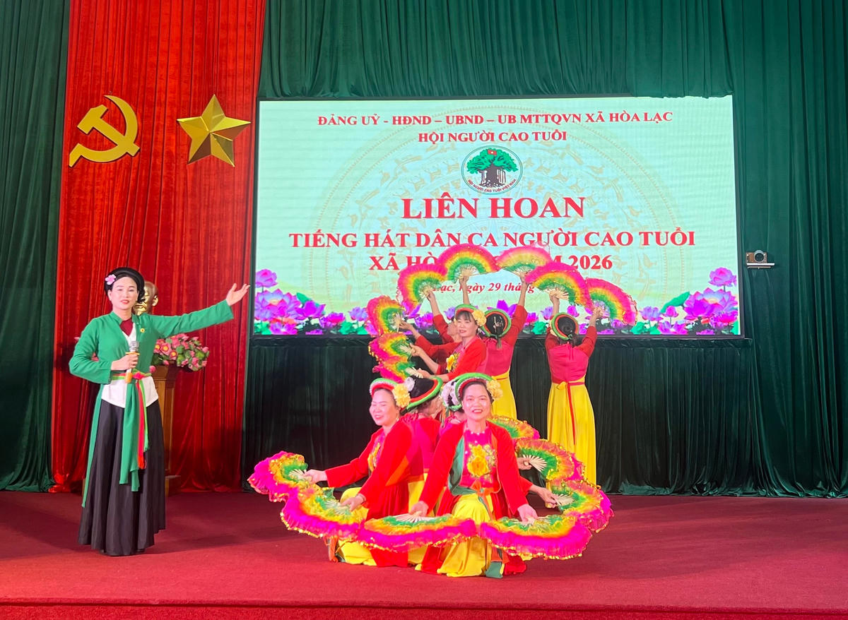 Tiết mục đặc sắc tại Liên hoan tiếng hát Dân ca Người cao tuổi xã Hòa Lạc (Hà Nội) lần thứ nhất năm 2026. Ảnh: TH.