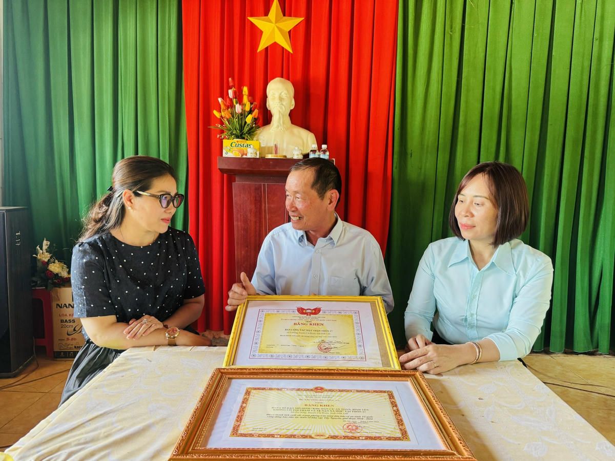 Ông Bùi Văn Kỳ, Phó Bí thư Chi bộ, Trưởng thôn 17 xã Ea Ning báo cáo thành tích được Bộ Công an và Ủy ban Trung ương MTTQ Việt Nam tặng Bằng khen cho thôn vì đã có thành tích thực hiện mô hình “Khu dân cư an toàn, bình yên, không tội phạm và tệ nạn xã hội”. Ảnh: Thanh Nga.