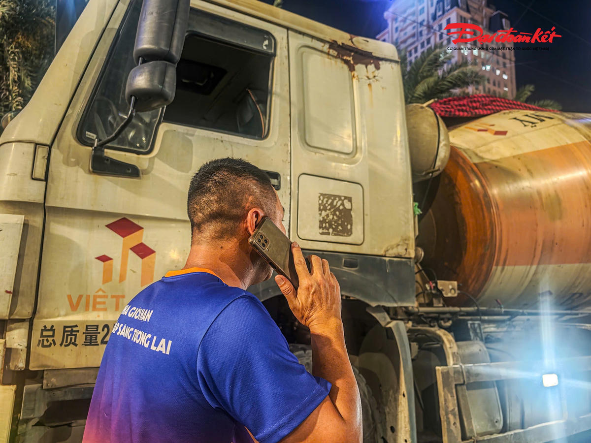 Chỉ ít phút sau, lực lượng chức năng tiếp tục phát hiện thêm một trường hợp xe bồn bê tông lưu thông sai giờ trong nội đô. Tài xế cho biết đang di chuyển vào công trình để kịp tiến độ thi công ban đêm.