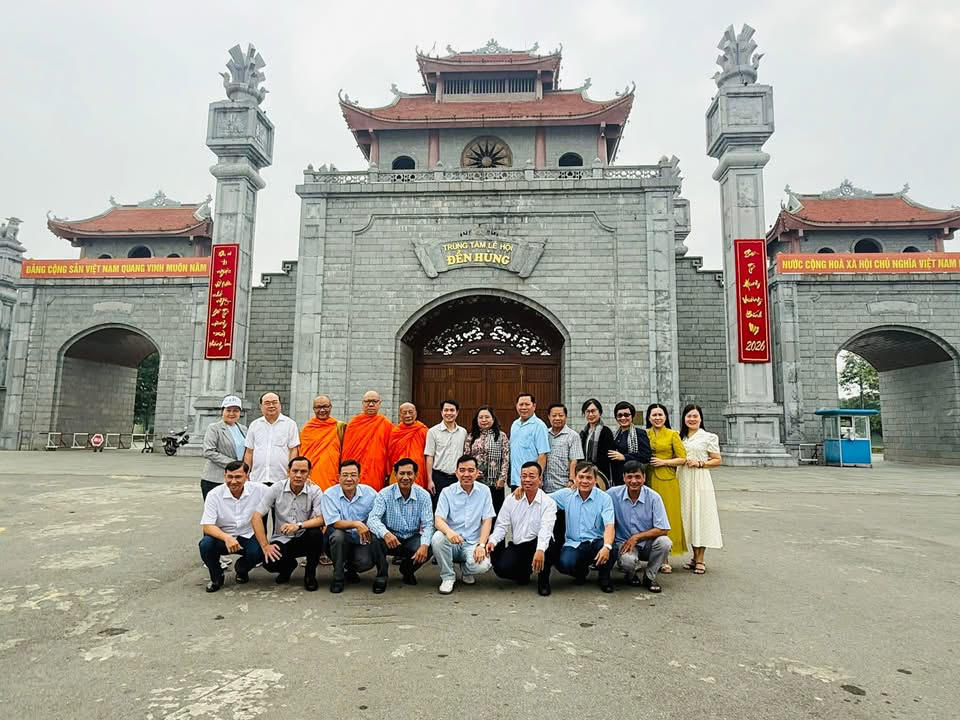 Đoàn cán bộ MTTQ Việt Nam thành phố Cần Thơ chụp ảnh lưu niệm tại cổng chính Khu Di tích Đền Hùng. Ảnh: TD.