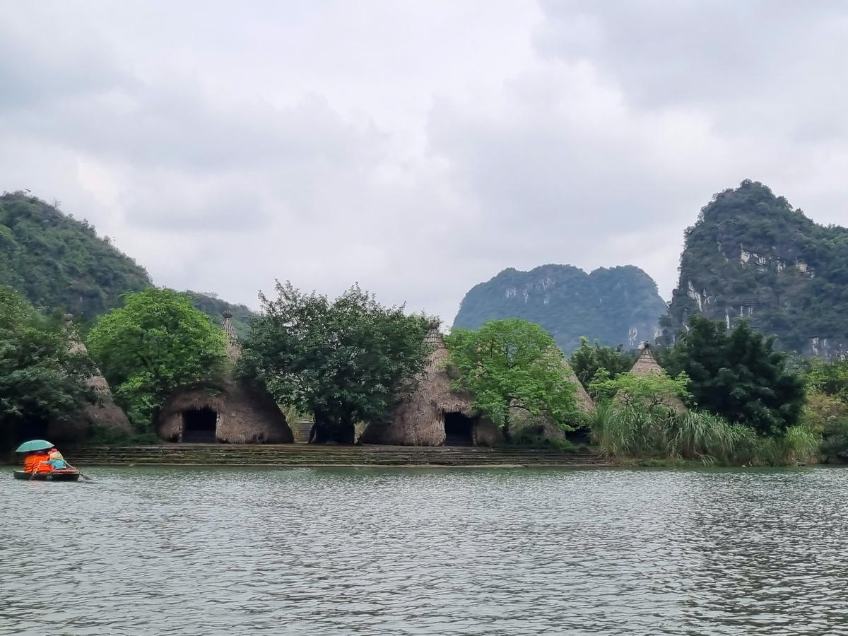 Một góc phim trường “Kong-Skull Island” tại Tràng An – Ninh Bình (ảnh: Dung Hòa) 