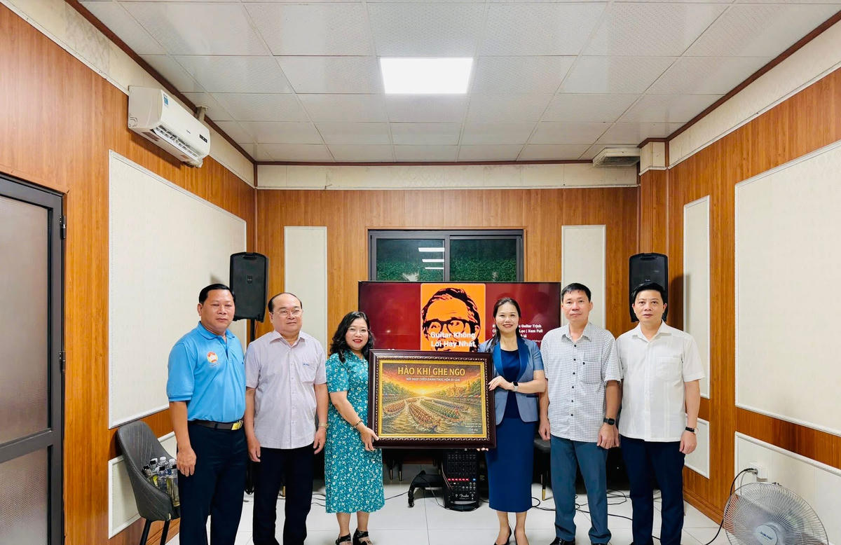Giao lưu và tặng tranh lưu niệm giữa đại diện lãnh đạo MTTQ hai địa phương.