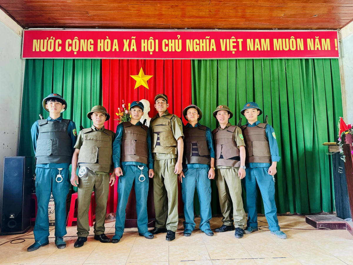 Lực lượng bảo vệ an ninh trật tự cơ sở và lực lượng dân quân tự vệ của thôn 17. Ảnh: Thanh Nga.