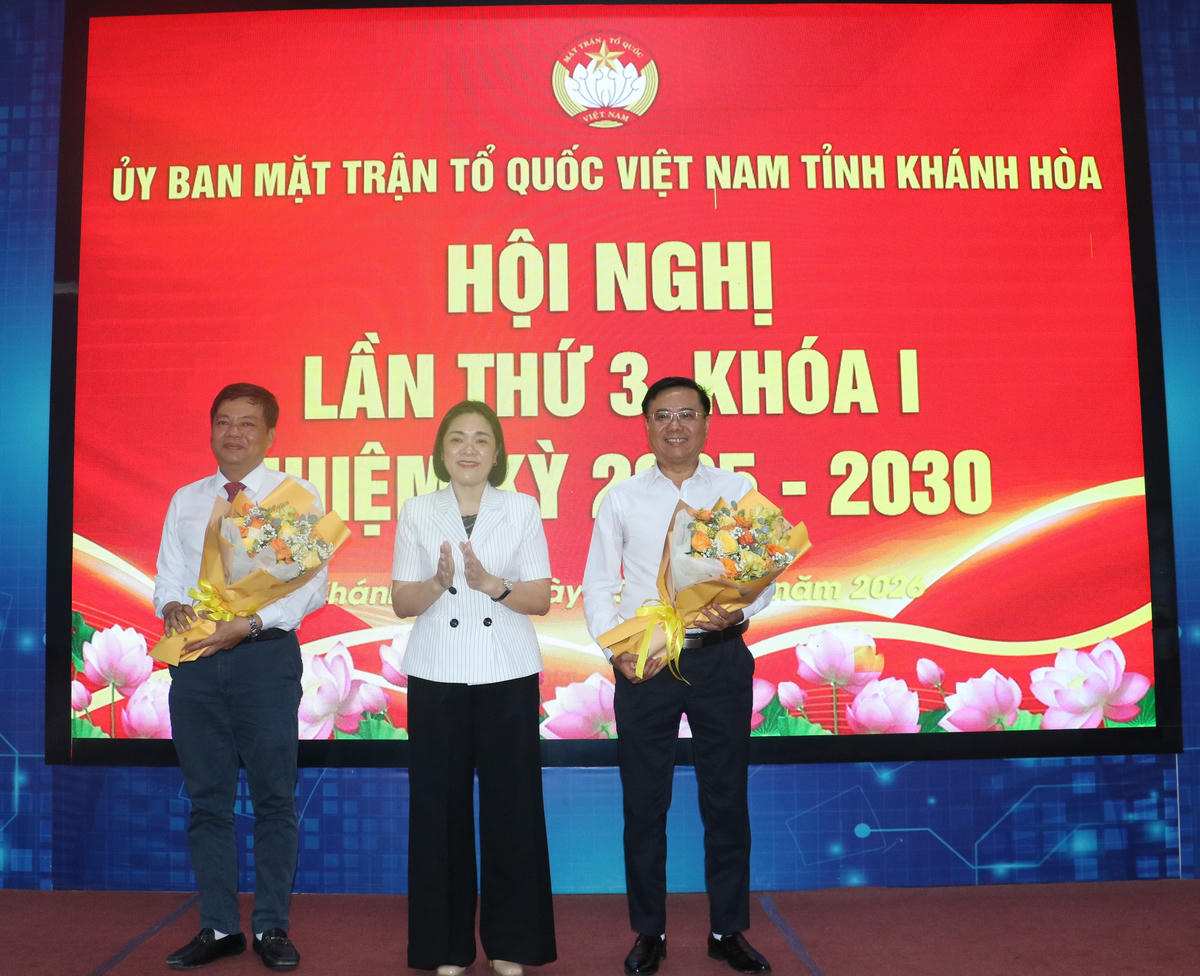 Bà Trần Thu Mai, Phó Chủ tịch Thường trực Ủy ban MTTQ Việt Nam tỉnh Khánh Hòa tặng hoa chúc mừng ông Nguyễn Trung Dũng và ông Lê Văn Hoan.
