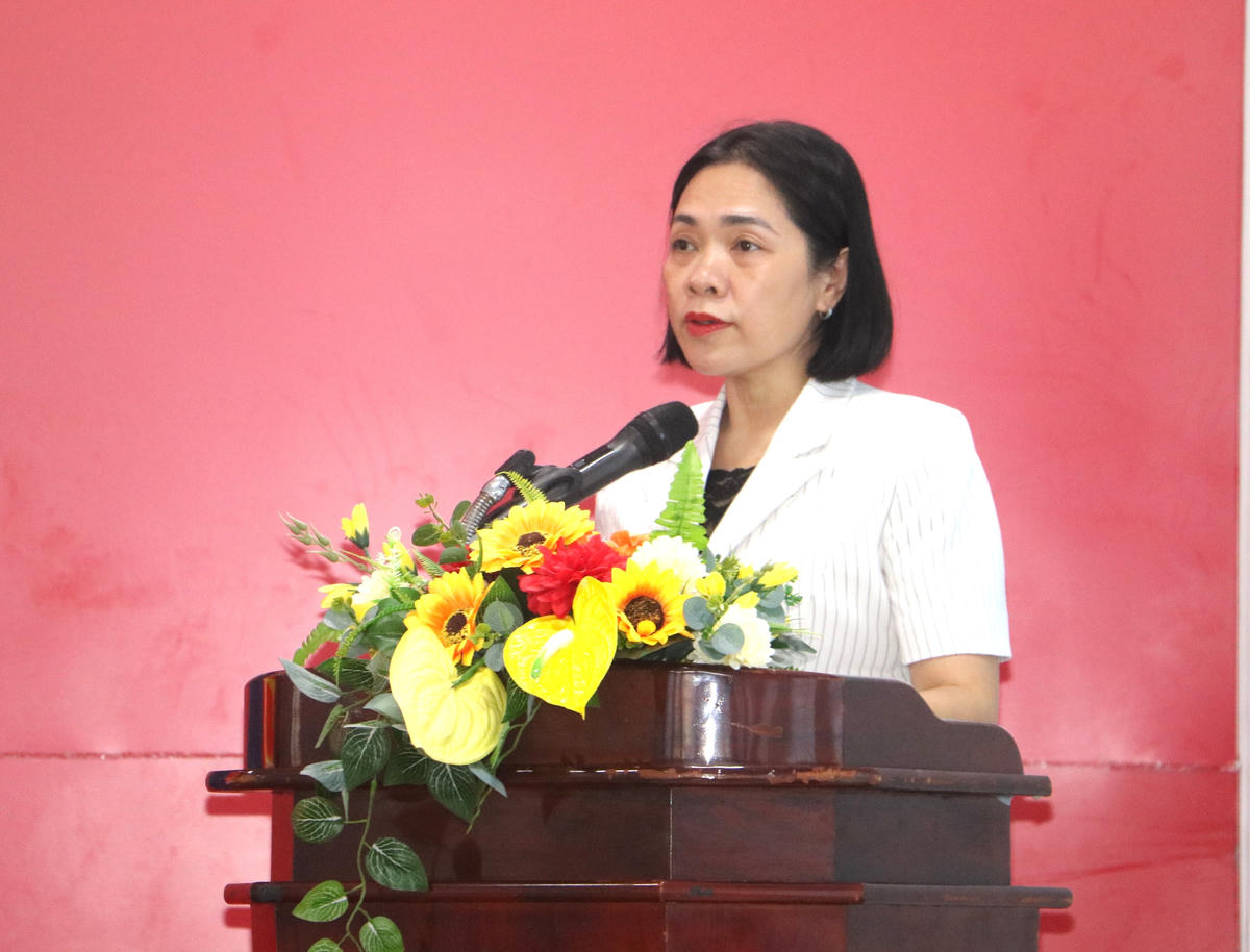 Bà Trần Thu Mai, Phó Chủ tịch Thường trực Ủy ban MTTQ Việt Nam tỉnh Khánh Hòa, phát biểu tại hội nghị.